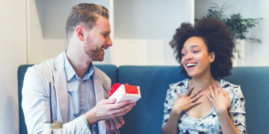 Le cadeau lors d'une première rencontre fait toujours son effet !